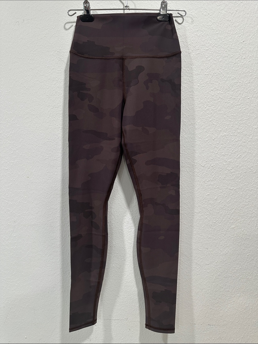 Alo Yoga High-Waist Camo Leggings in Dark Brown